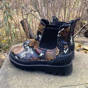 Circus by SAM EDELMAN Lug Sole Chelsea Boot Snake Pattern Excellent Size 5